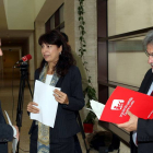 Los representantes del Grupo Mixto en las Cortes José María González y Alejandro Valderas (I), conversan con la portavoz del Grupo SOcialista, Ana Redondo, antes de presentar una enmienda a la totalidad de los presupuestos de la Comunidad-Ical