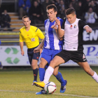 José Fran protege el balón ante la presión de un jugador del Izarra.-ISRAEL L. MURILLO