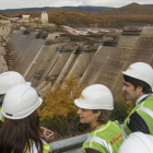 El consejero de Fomento, Juan Carlos Suárez-Quiñones, y la ministra de Agricultura, Isabel García Tejerina, encabezan la visita a las obras.-SANTI OTERO