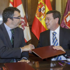Javier Guillén y César Rico firmaron ayer el convenio de patrocinio para la Vuelta a España-Santi Otero
