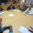 Baudilio Fernández Mardomingo en la reunión que mantuvo ayer con cinco asociaciones de vecinos.-L.V.