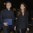 Macri y su mujer, Juliana Awada, a punto de embarcarse en el avión con destino a Houston (Tejas), inicio de su visita oficial a EEUU, el 25 de abril.-EFE