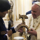 Evo Morales entrega el crucifijo de madera con la hoz y el martillo al Papa, en La Paz, este jueves.-Foto: AP / L'OSSERVATORE ROMANO