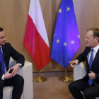 El presidente del Consejo Europeo, Donald Tusk, conversa con el presidente de Polonia, Andrzej Duda, antes de su reunión en la sede del Consejo Europeo en Bruselas.-EFE / FRANCOIS LENOIR