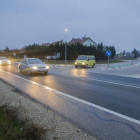 La inexistencia de carril de desaceleración en este punto de la N-120 obliga a los coches a pararse en medio.-I. L.M.
