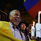 Un ciudadano participa en la celebración en Bogotá del acuerdo entre el Gobierno de Colombia y las FARC-AFP PHOTO / GUILLERMO LEGARIA