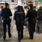 Agentes de la Policía Nacional patrullan en la terminal 1 del aeropuerto de Madrid-Barajas, la semana pasada.-EFE
