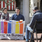 Blanca Guinea y Raúl Salinero explican en la Plaza Mayor la financiación de la campaña de Imagina.-RAÚL G. OCHOA