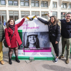 La piloto burgalesa Cristina Gutiérrez participó en la presentación de la campaña de Ecovidrio con los concejales de Medio Ambiente, Josué Temiño, y de Mujer, Estrella Paredes. ISRAEL L. MURILLO