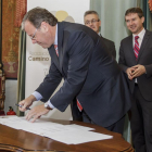 Antonio Silván firma ante la mirada de Javier Lacalle.-SANTI OTERO