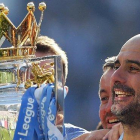 Pep Guardiola, con el trofeo de la Premier League que ha ganado esta temporada con el Manchester City.-FRANK AUGSTEIN (AP)