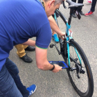 Inspectores de la UCI inspeccionan la bici de Chris Froome durante el Tour del 2016.-EL PERIÓDICO