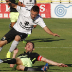 Óscar Ortega intenta avanzar ante la entrada de un rival, ayer, en El Plantío.-SANTI OTERO