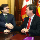 Miguel López yCésar Rico, ayer en la Diputación durante la firma del convenio.-ICAL