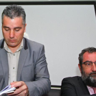 El ex-vicepresidente de la Asociación para la Recuperación de la Memoria Histórica, ARMH, y concejal de USE-Bierzo en el Ayuntameinto de Ponferrada, Santiago Macías (I), junto a su abogado, Francisco Álvarez Rubio (D), durante la rueda de prensa de esta m-Ical