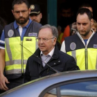 Miguel Bernad sale de la sede de Manos Limpias, el pasado viernes, detenido por la policía.-JOSÉ LUIS ROCA