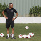 José Manuel Mateo observa un ejercicio durante un entrenamiento.-SANTI OTERO
