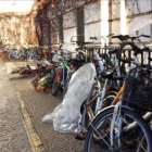 Bicicletas junto a la entrada del centro de Wilmersdorfer, en Berlín.-ROSA MASSAGUÉ