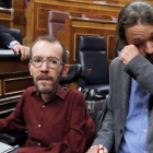 Iglesias llora tras saludar a Echenique después de que Sánchez lograra la confianza del Congreso para ser presidente.-JUAN CARLOS HIDALGO / EFE