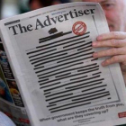 Portada de ’The Advertiser’ ilegible en señal de protesta.-