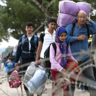 Inmigrantes llegan a un campo de refugiados tras cruzar la frontera entre Grecia y Macedonia.-AFP / ROBERT ATANASOVSKI