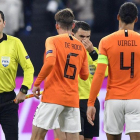 Los jugadores holandeses consuelan a Hategan al final del partido.-AP