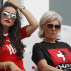 La madre de los hermanos Xhaka, con una camiseta dividida con los colores suizos y albaneses, junto a la pareja del suizo Granit.-REUTERS / CARL RECINE