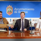Ismael Ruiz, alcalde de Rubena, estrecha la mano de Javier Lacalle ante la mirada de Carolina Blasco.-RAÚL G. OCHOA