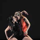 Dos bailarines representan una pieza en una edición pasada del certamen.-ISRAEL L. MURILLO