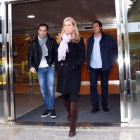 Arantxa Sánchez Vicario y su marido, Josep Santacana (izquierda), salen del tanatorio de Les Corts en Barcelona tras la trifulca con su familia, la tarde de este viernes.-GTRES / KBCN