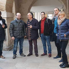 El alcalde de Briviesca, Marcos Peña (tercero por la izquierda), se reunió ayer con integrantes de ‘Bureba es Futuro’ y la Plataforma del Directo.-ECB