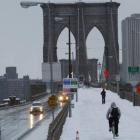 Peatones y vehículos cruzan el puente de Brooklyn, el 27 de enero.-Foto: AP / MARK LENNIHAN