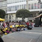 Una de las actuaciones de baile de ayer por la tarde, que concitó el interés de un nutrido grupo de personas.-RAÚL G. OCHOA