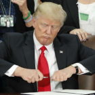 Donald Trump se dispone a firmar la orden ejecutiva para la construcción del muro de México, este miércoles.-AP / PABLO MARTÍNEZ MONSIVAIS