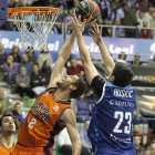 Huskic lucha por un rebote con el jugador del Valencia Doornekamp, ayer.-SANTI OTERO