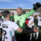 Andrés y Mikel Saizar se abrazan al término del partido disputado ayer.-SANTI OTERO