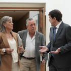 El alcalde de Venta de Baños, José María López, (centro), y los de Toro y Aguilar de Campoo en una reunión con el presidente de la Junta. ICAL