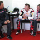 Alberto Puig, Jack Miller y Christian Gabarrini en el boxe del equipo de Lucio Chechinello en Cheste.-Foto: EMILIO PÉREZ DE ROZAS