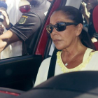 Isabel Pantoja saliendo de la cárcel de Alcalá de Guadaíra (Sevilla), el pasado 30 de julio, para disfrutar de su segundo permiso penitenciario.-EFE / RAÚL CARO