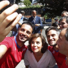 La vicepresidenta del gobierno Soraya Saenz de Santamaria se hace un selfie con deportistas paralímpicos.-KIKO HUESCA / EFE