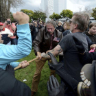 Partidarios y defensores de Trump se enfrentan en una protesta en Berkeley.-AP / DAN HONDA