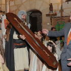 Momento en que el catedrático de la Universidad de Zaragoza, Alberto Montaner, recibe una réplica de la Tizona.-ISRAEL L. MURILLO