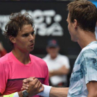 Nadal saluda a Berdych al final del partido.-Foto: AFP / PAUL CROCK