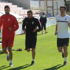 Dani Gómez (centro) durante un entrenamiento del Burgos CF junto a Toni (izquierda) y Mario Oreca.-ISRAEL L. MURILLO