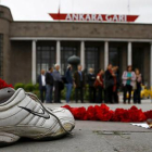 Un par de zapatillas y flores, en el lugar del cruel atentado vivido en Ankara, el pasado sábado.-REUTERS / UMIT BEKTAS