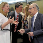 La consejera de Hacienda, Pilar del Olmo, bromea con el ministro Cristóbal Montoro antes de comenzar la reunión en Madrid.-Ical