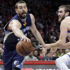 Marc Gasol, de los Grizzlies, es defendido por Spencer Hawes, de LA Clippers.-Foto: AP / JAE C. HONG