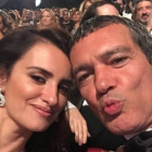 Selfi de Antonio Banderas con Penélope Cruz, dos de los protagonistas de la gala de los premios Goya 2015.-Foto:   ANTONIO BANDERAS / TWITTER