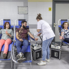 Tres personas donan sangre ayer en el centro de salud Gamonal Antigua.-SANTI OTERO