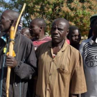 Civiles autoorganizados en una milicia para combatir a Boko Haram en el norte de Camerún, el pasado 16 de febrero.-AFP / REINNIER KAZE